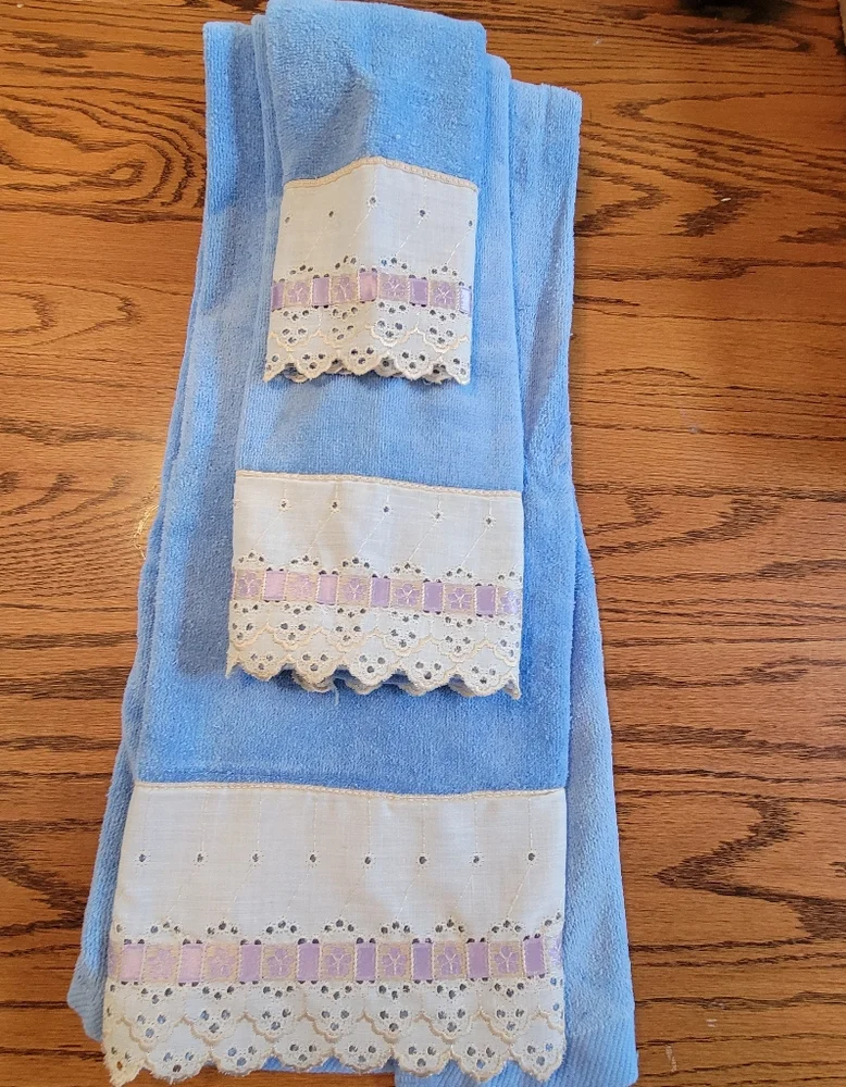 Cottagecore Bath Towel Set ~ Vtg 1980s? ~ Blue & Lacey Trim GUC FINAL PRICE